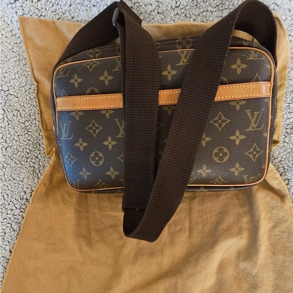 Louie Vuitton Preloved Authentic Monogram Reporters PM Bag with Date code. - Picture 4 of 15
